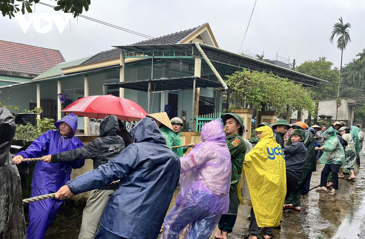 mot tau ca cua ngu dan quang tri bi chim hinh anh 2