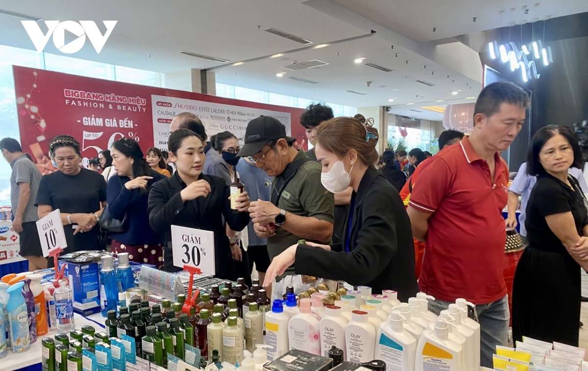 hàng ngàn người chen chân săn hàng hiệu giá rẻ ở vũng tàu hình ảnh 4 hang ngan nguoi chen chan san hang hieu gia re o vung tau hinh anh 4