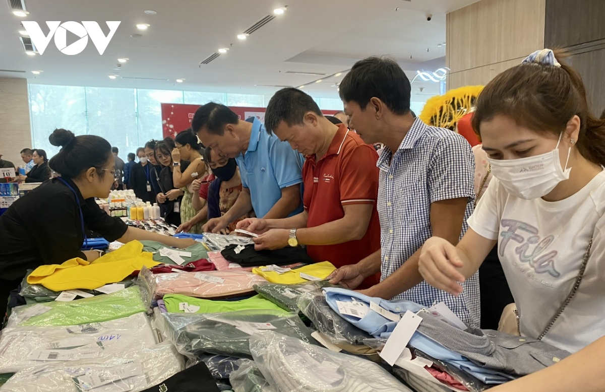 hàng ngàn người chen chân săn hàng hiệu giá rẻ ở vũng tàu hình ảnh 1 hang ngan nguoi chen chan san hang hieu gia re o vung tau hinh anh 1