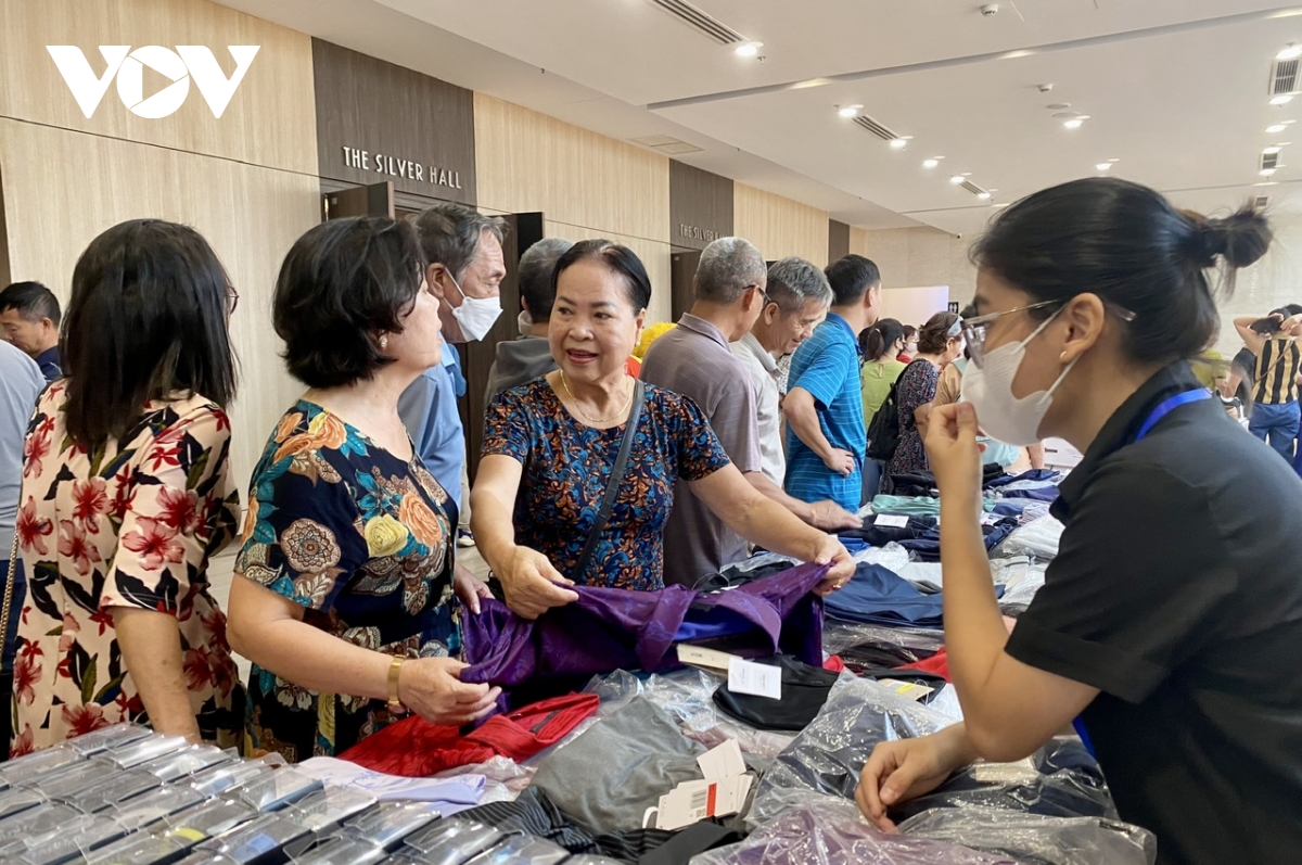 hàng ngàn người chen chân săn hàng hiệu giá rẻ ở vũng tàu hình ảnh 3 hang ngan nguoi chen chan san hang hieu gia re o vung tau hinh anh 3