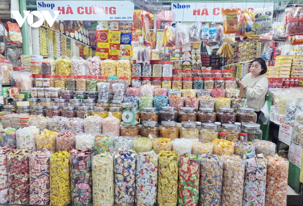 Giá thực phẩm ‘nhảy múa’, người tiêu dùng giật mình, tiểu thương lo lắng