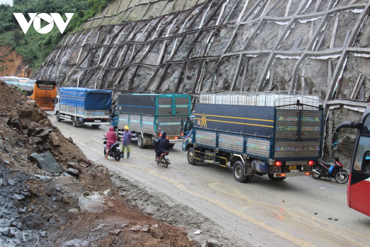 dòng xe kẹt cứng hàng cây số trên quốc lộ 19 hình ảnh 8 dong xe ket cung hang cay so tren quoc lo 19 hinh anh 8