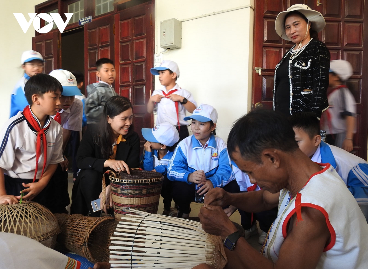 trưng bày nghề thủ công truyền thống các dân tộc thiểu số tỉnh kon tum hình ảnh 1 trung bay nghe thu cong truyen thong cac dan toc thieu so tinh kon tum hinh anh 1