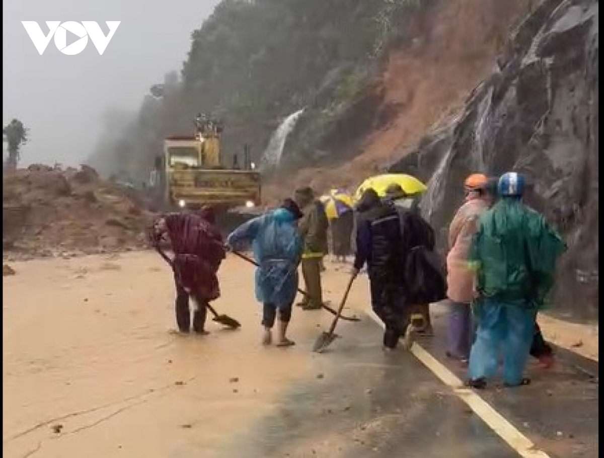 Uu tien dam bao an toan cho hanh khach bi ket tren deo khanh le, khanh hoa hinh anh 3