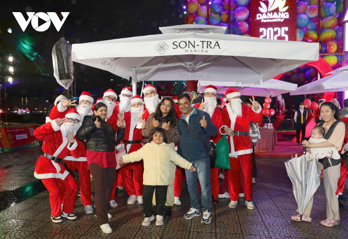 “Vui cùng ông già Noel” tại Đà Nẵng: Tặng 3000 phần qùa cho người dân, du khách