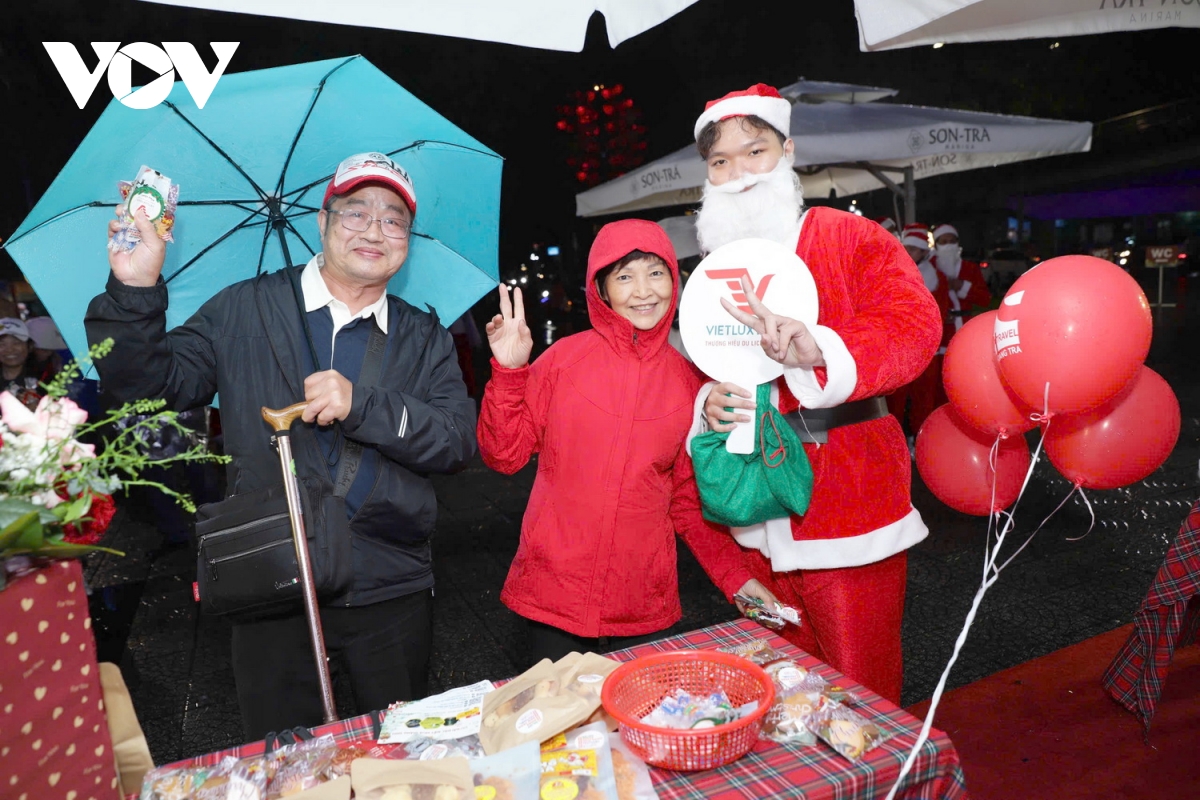 vui cùng ông già noel tại Đà nẵng tặng 3000 phần qùa cho người dân, du khách hình ảnh 2 vui cung ong gia noel tai Da nang tang 3000 phan qua cho nguoi dan, du khach hinh anh 2