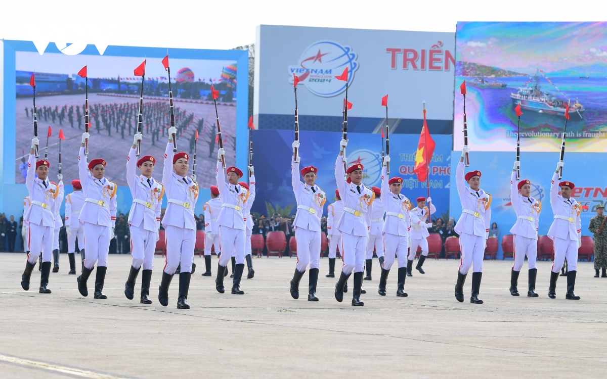 máy bay, đặc công, quân khuyển trình diễn mãn nhãn khai mạc triển lãm quốc phòng hình ảnh 3 may bay, dac cong, quan khuyen trinh dien man nhan khai mac trien lam quoc phong hinh anh 3