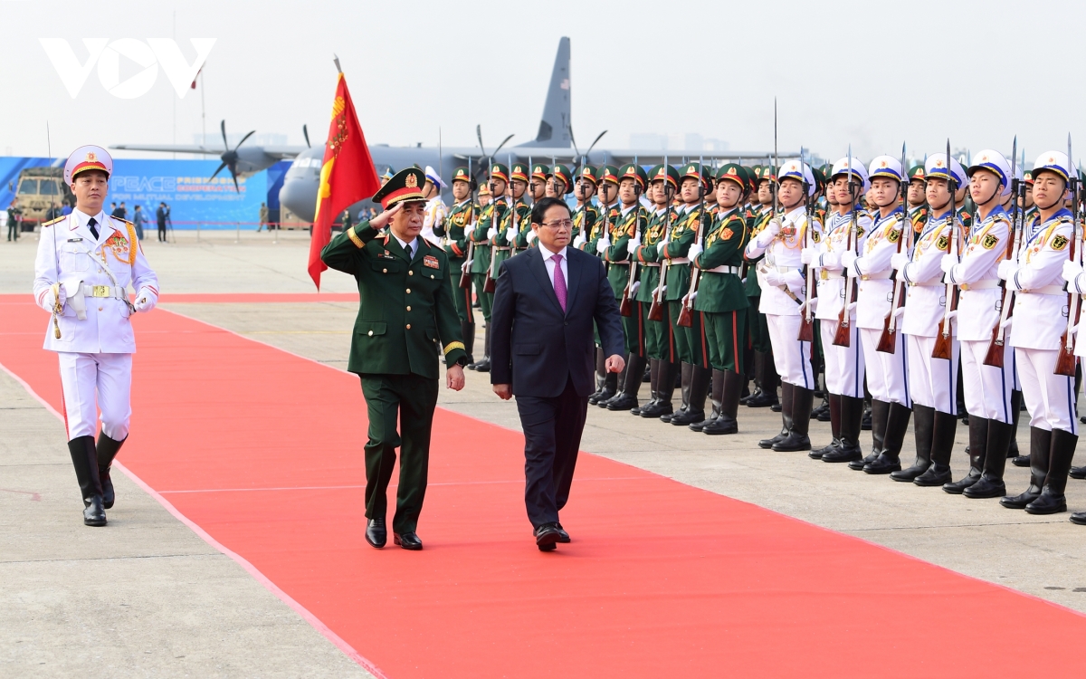 máy bay, đặc công, quân khuyển trình diễn mãn nhãn khai mạc triển lãm quốc phòng hình ảnh 1 may bay, dac cong, quan khuyen trinh dien man nhan khai mac trien lam quoc phong hinh anh 1