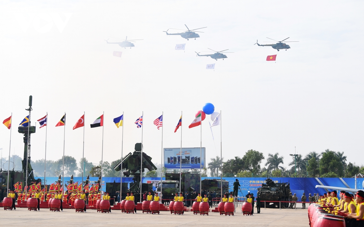 máy bay, đặc công, quân khuyển trình diễn mãn nhãn khai mạc triển lãm quốc phòng hình ảnh 5 may bay, dac cong, quan khuyen trinh dien man nhan khai mac trien lam quoc phong hinh anh 5