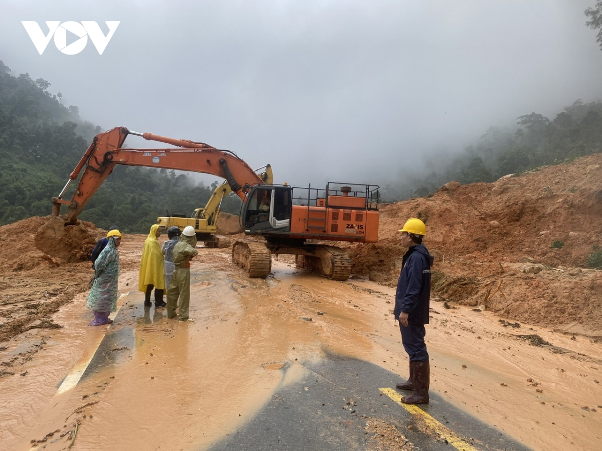 no min pha khoi da lon chan ngang duong deo khanh le hinh anh 1