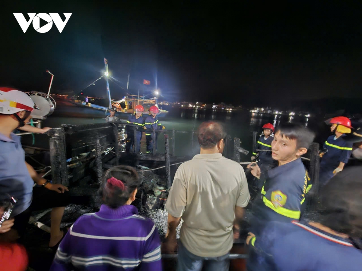 quảng ngãi cháy tàu cá đang neo đậu cảng cá sa huỳnh hình ảnh 1 quang ngai chay tau ca dang neo dau cang ca sa huynh hinh anh 1