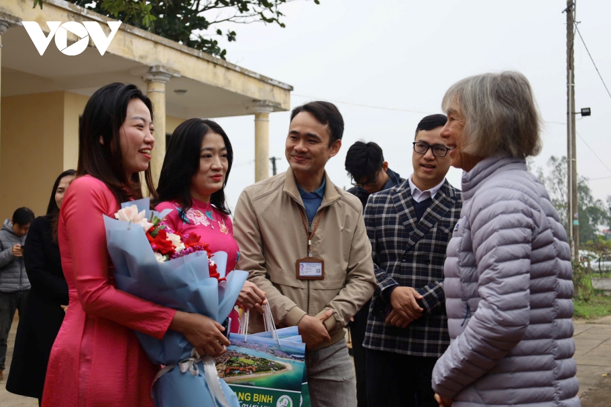 khách trên tàu hỏa du lịch 5 sao sjourney dừng ở quảng bình tham quan và ăn tối ngoài trời hình ảnh 2 khach tren tau hoa du lich 5 sao sjourney dung o quang binh tham quan va an toi ngoai troi hinh anh 2