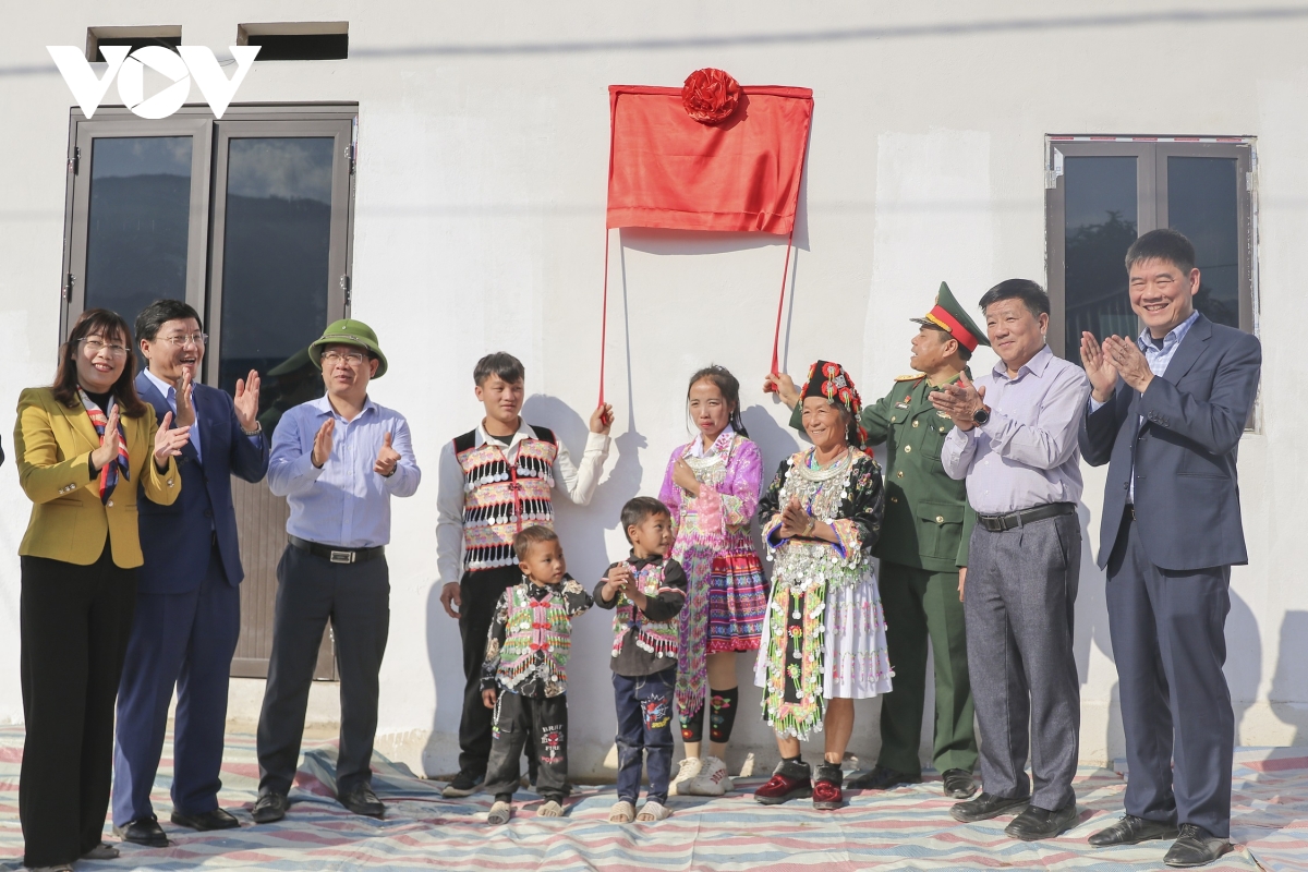 Người dân vùng lũ Mường Pồn phấn khởi nhận nhà mới