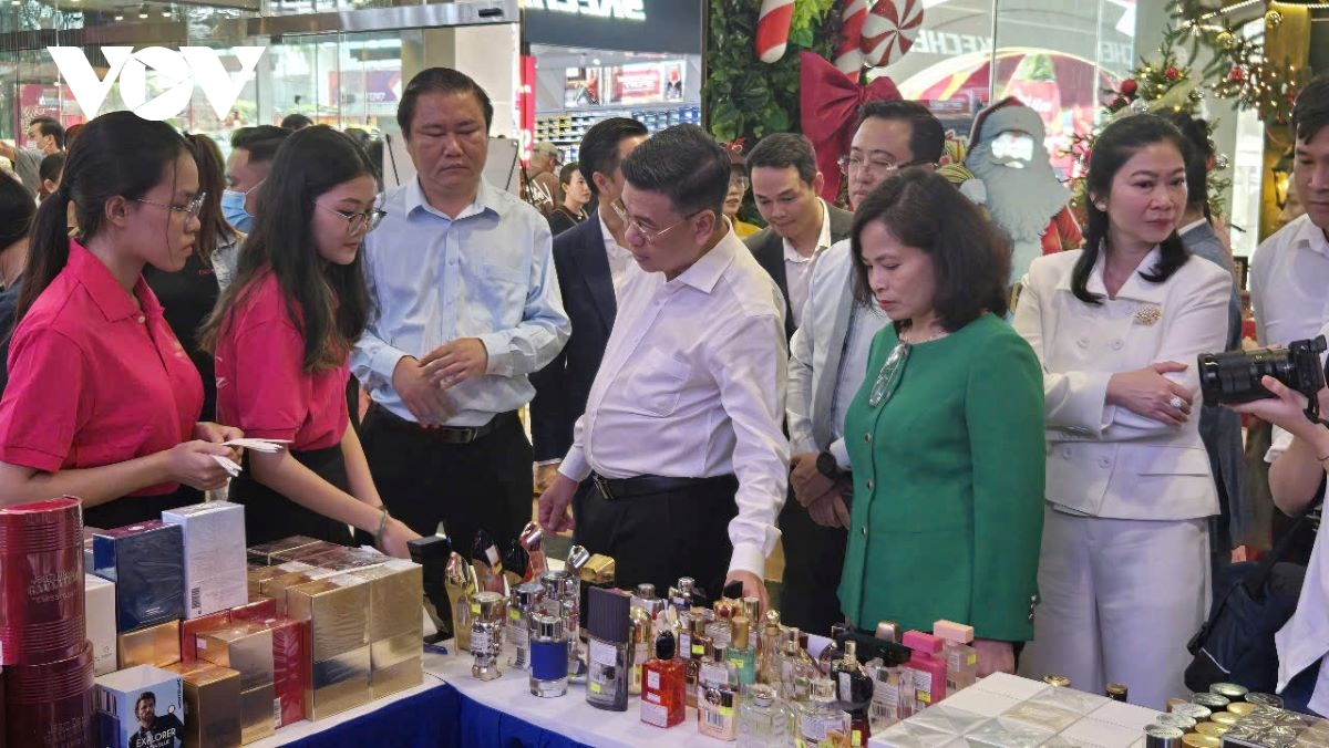 500 thương hiệu cao cấp quốc tế tham gia kích cầu, giảm giá lên đến 80 hình ảnh 2 500 thuong hieu cao cap quoc te tham gia kich cau, giam gia len den 80 hinh anh 2