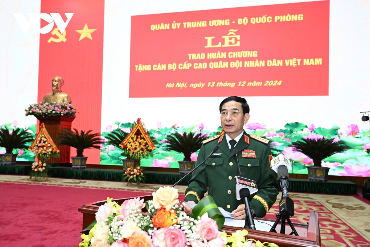 trao huân chương tặng cán bộ cấp cao quân đội nhân dân việt nam hình ảnh 1 trao huan chuong tang can bo cap cao quan doi nhan dan viet nam hinh anh 1