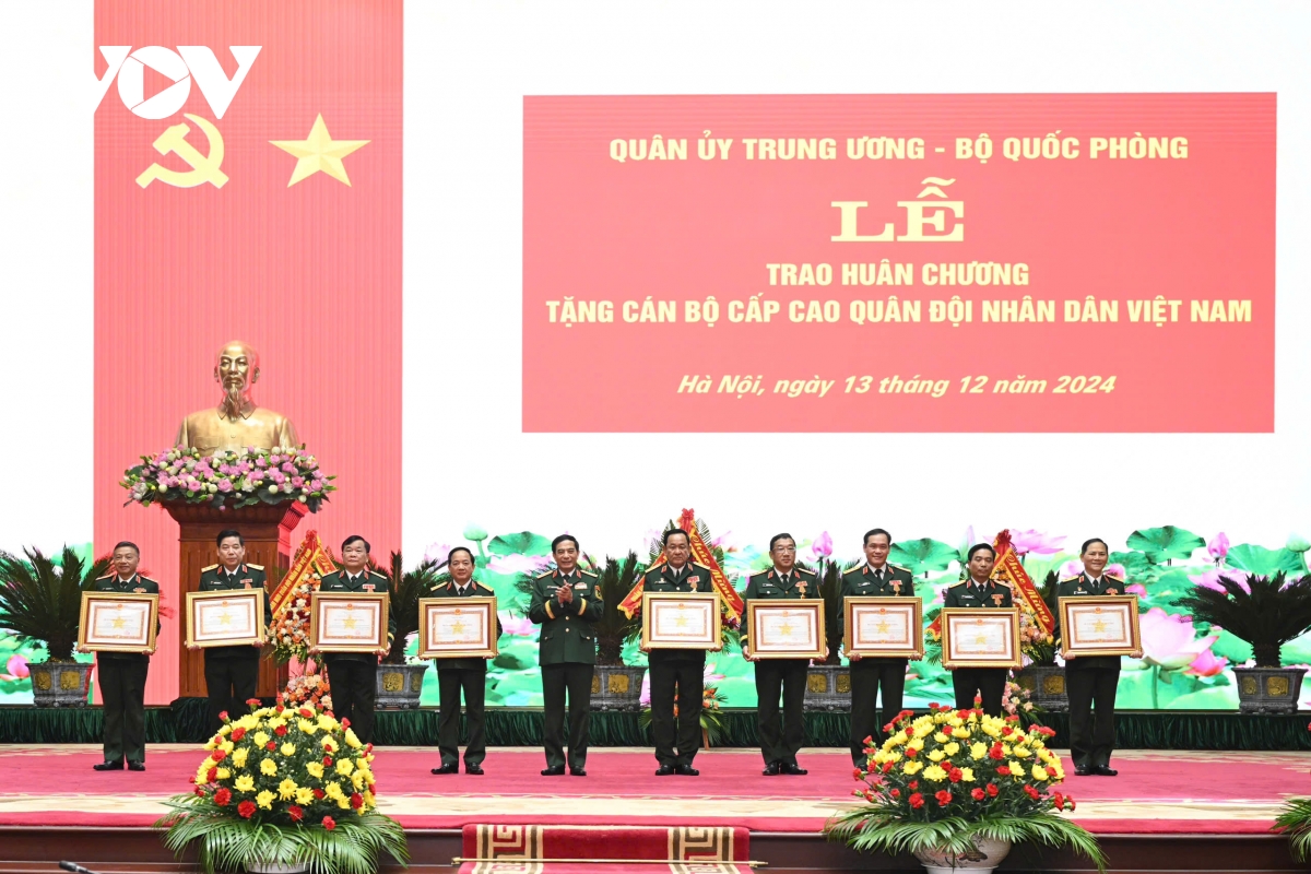 trao huan chuong tang can bo cap cao quan doi nhan dan viet nam hinh anh 4