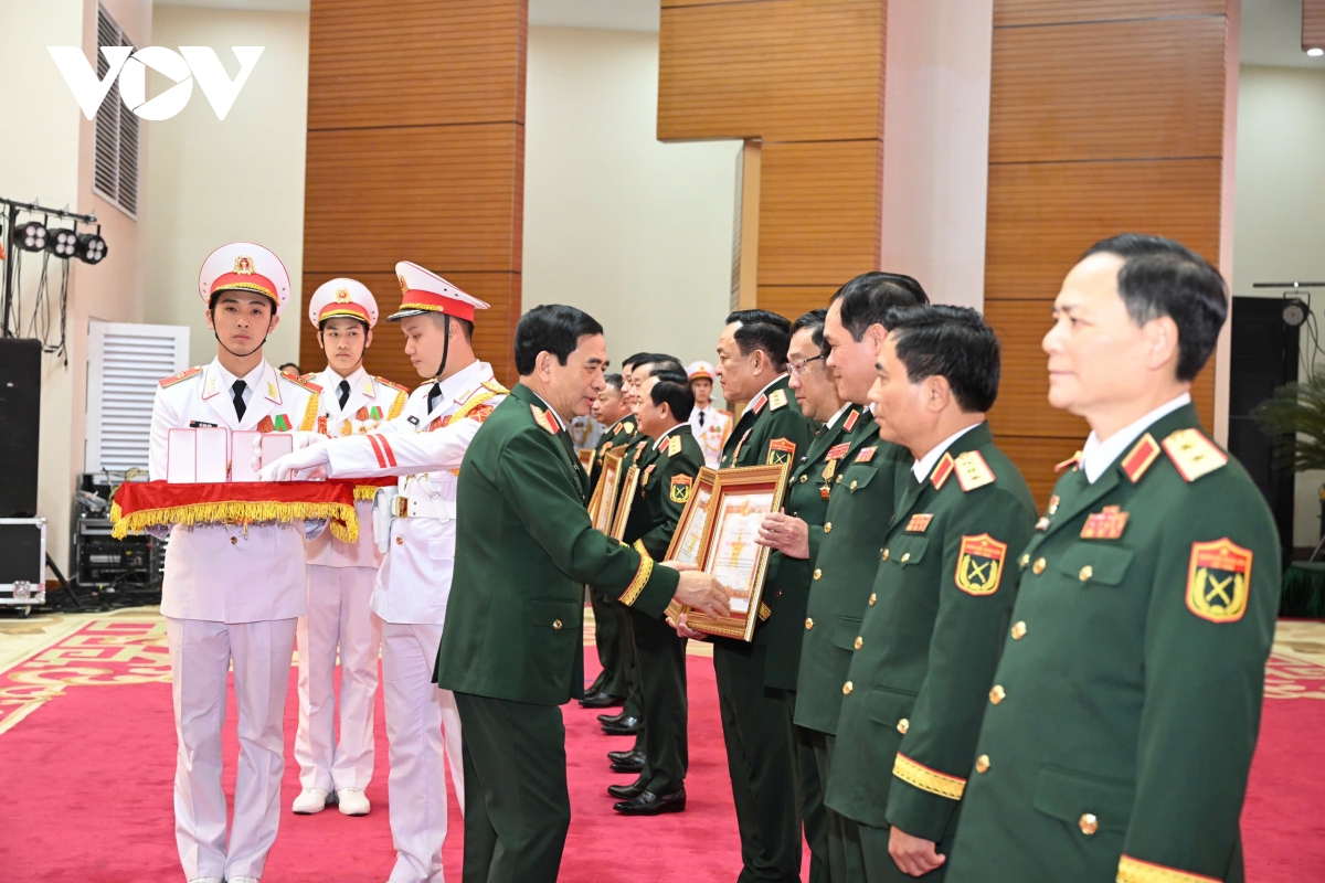trao huân chương tặng cán bộ cấp cao quân đội nhân dân việt nam hình ảnh 2 trao huan chuong tang can bo cap cao quan doi nhan dan viet nam hinh anh 2