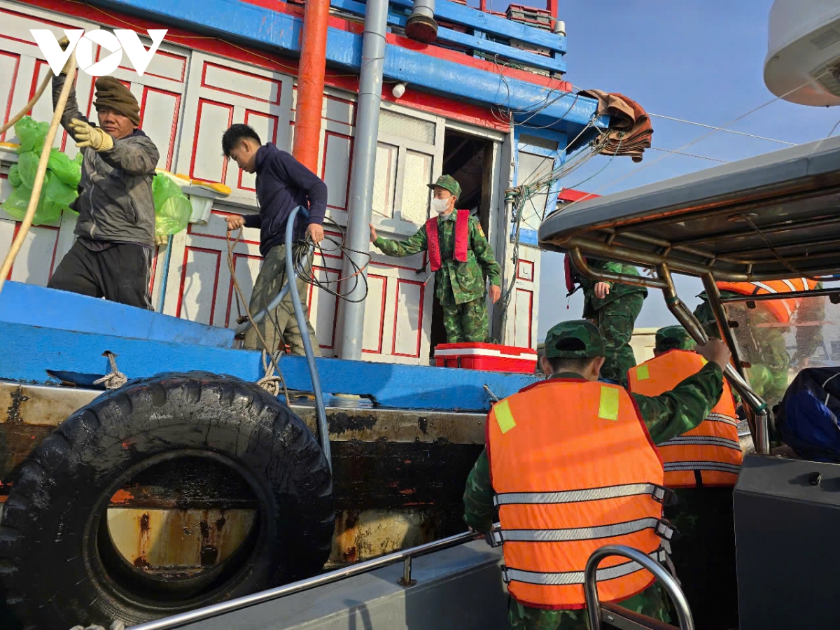 cứu hộ 13 ngư dân gặp nạn trên vùng biển cô tô quảng ninh hình ảnh 1 cuu ho 13 ngu dan gap nan tren vung bien co to quang ninh hinh anh 1