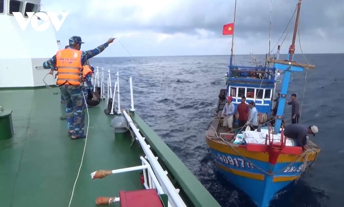 cảnh sát biển đồng hành với ngư dân hình ảnh 1 canh sat bien dong hanh voi ngu dan hinh anh 1