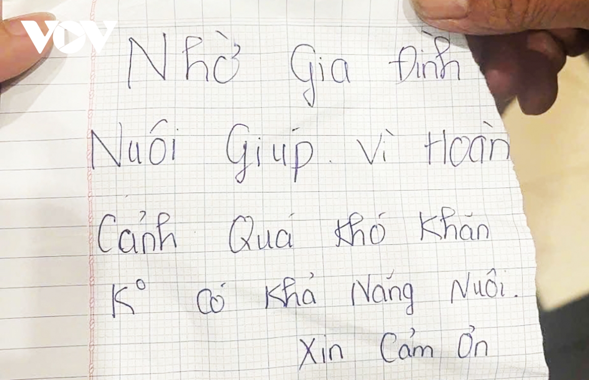 một bé trai bị bỏ rơi giữa đêm lạnh hình ảnh 2 mot be trai bi bo roi giua dem lanh hinh anh 2