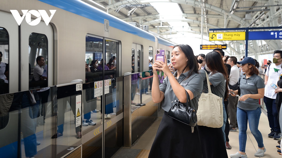 metro 1 hoat dong tu 0h30 - 2h ngay 1 1 de phuc vu nhan dan don giao thua hinh anh 2