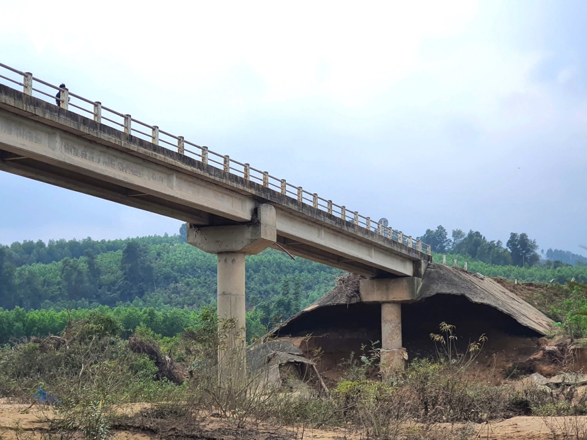 mố cầu hở toác sau mưa lũ, quảng bình công bố tình huống khẩn cấp về thiên tai hình ảnh 2 mo cau ho toac sau mua lu, quang binh cong bo tinh huong khan cap ve thien tai hinh anh 2