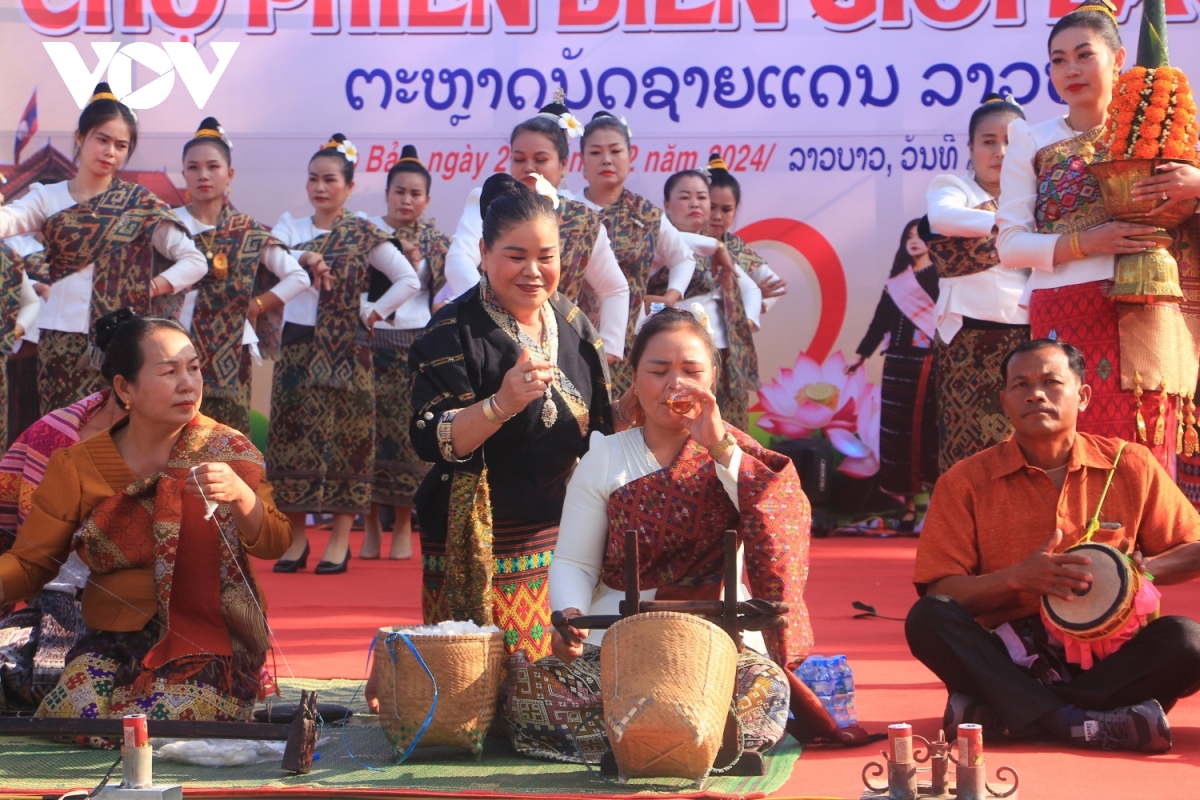 phiên chợ tết xuyên biên giới việt - lào hình ảnh 7 phien cho tet xuyen bien gioi viet - lao hinh anh 7
