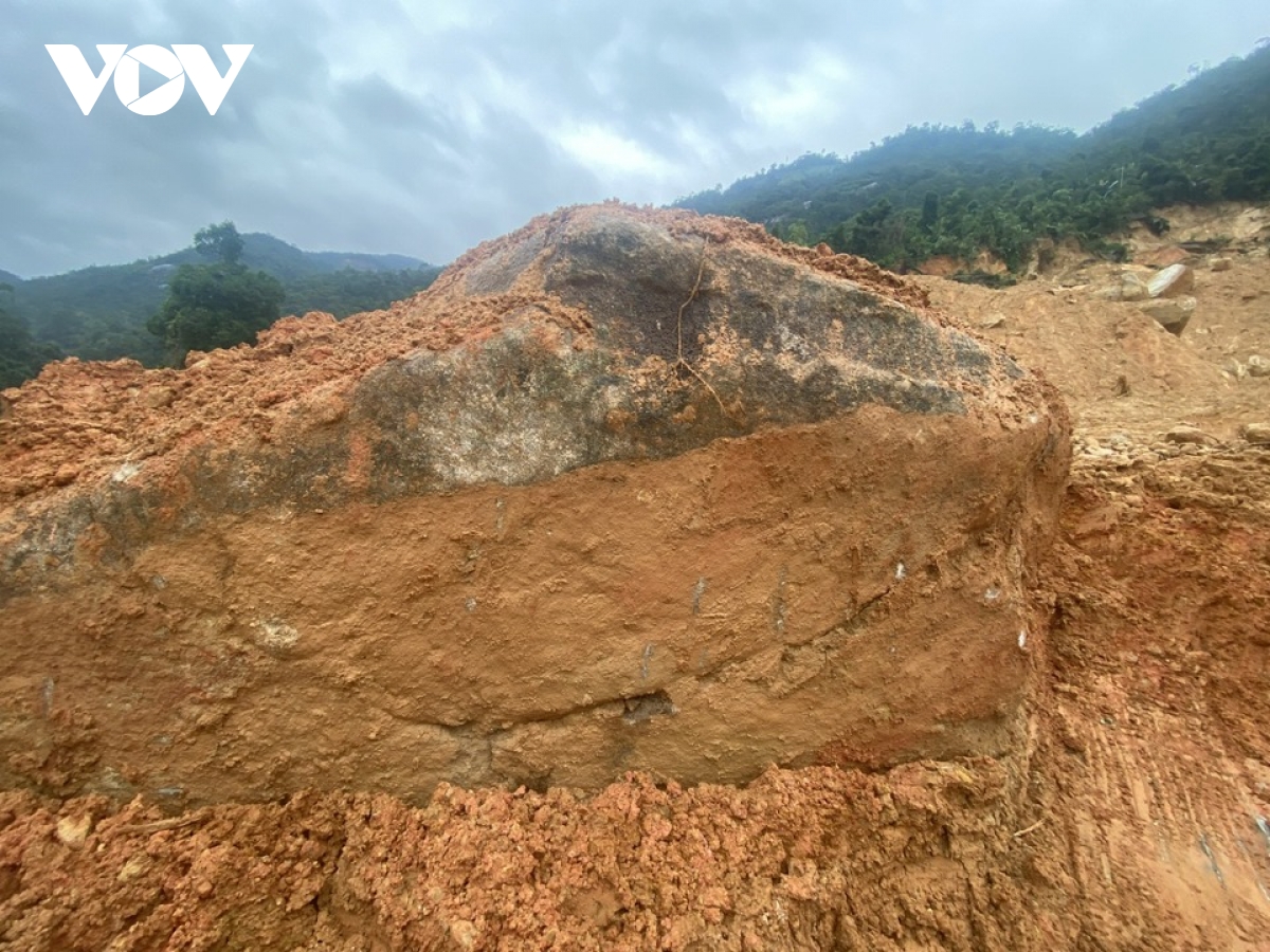 chưa thông xe đèo khánh lê trên quốc lộ 27c vì khối đá lớn hình ảnh 1 chua thong xe deo khanh le tren quoc lo 27c vi khoi da lon hinh anh 1