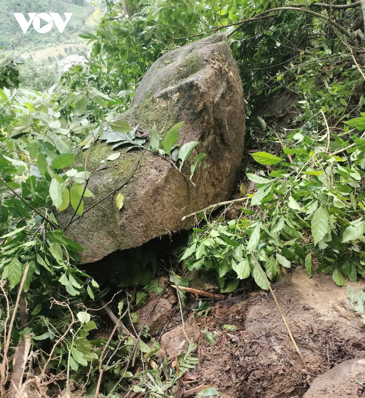 quảng nam bố trí chỗ ở tạm cho các hộ sau khi hàng chục tảng đá lăn xuống làng hình ảnh 2 quang nam bo tri cho o tam cho cac ho sau khi hang chuc tang da lan xuong lang hinh anh 2
