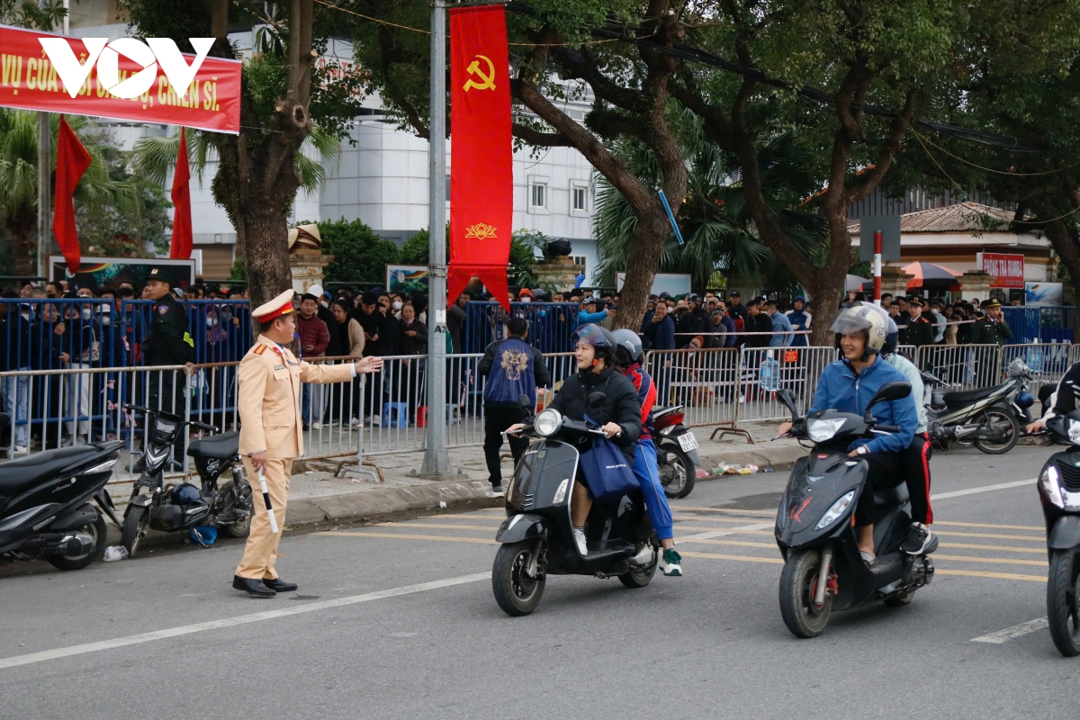 nguoi ham mo xep hang tu nua dem mua ve xem Dt viet nam da asean cup 2024 hinh anh 3