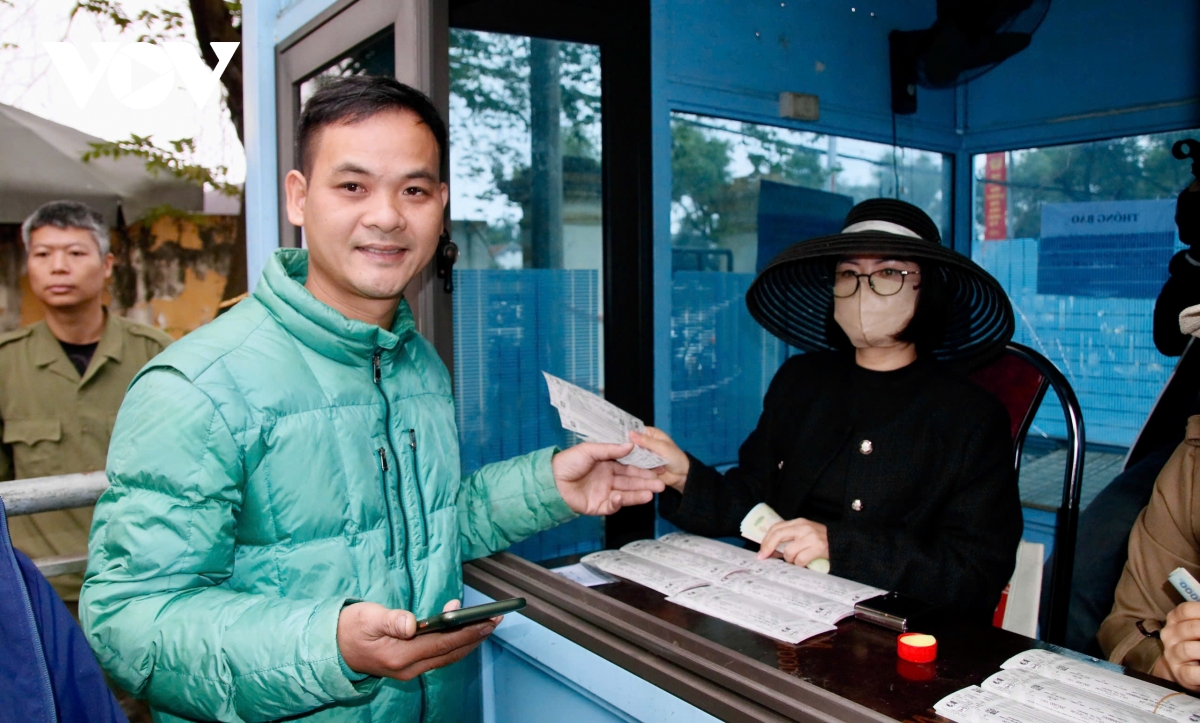 nguoi ham mo xep hang tu nua dem mua ve xem Dt viet nam da asean cup 2024 hinh anh 7