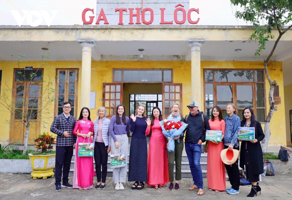 khách trên tàu hỏa du lịch 5 sao sjourney dừng ở quảng bình tham quan và ăn tối ngoài trời hình ảnh 1 khach tren tau hoa du lich 5 sao sjourney dung o quang binh tham quan va an toi ngoai troi hinh anh 1