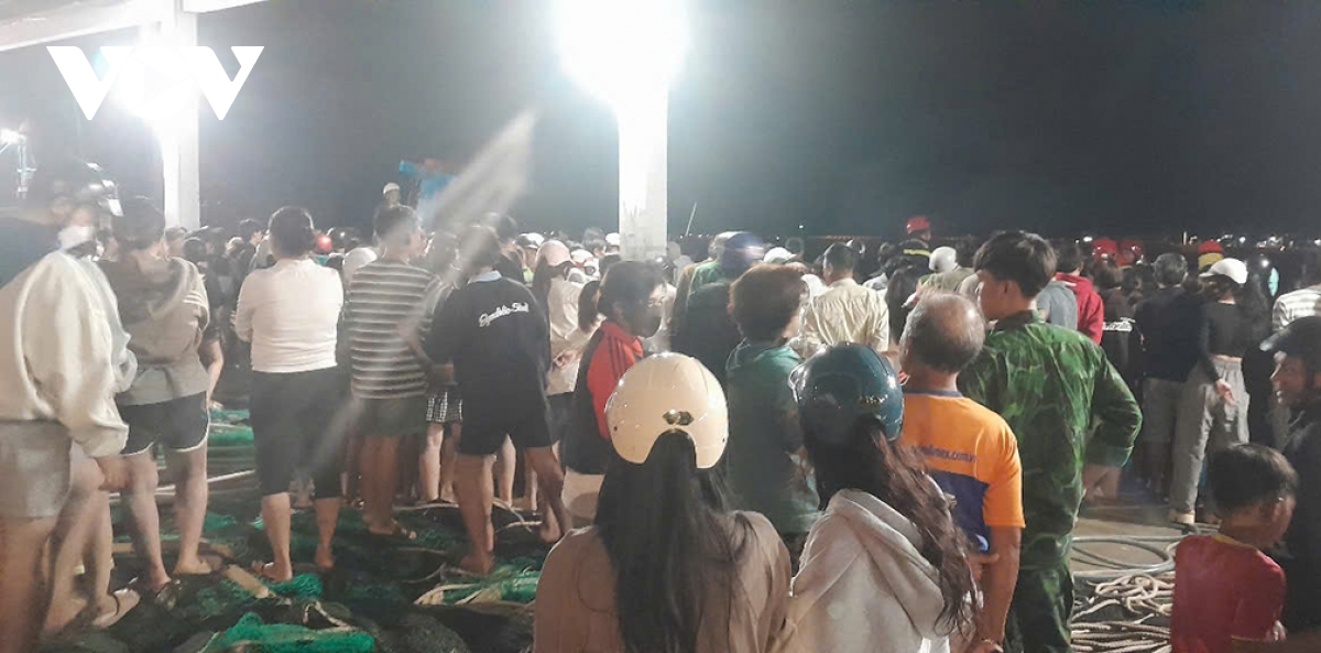 quảng ngãi cháy tàu cá đang neo đậu cảng cá sa huỳnh hình ảnh 3 quang ngai chay tau ca dang neo dau cang ca sa huynh hinh anh 3