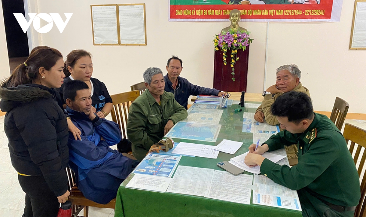 cứu sống ngư dân bị lật thuyền thúng, trôi dạt trên biển quảng ngãi hình ảnh 1 cuu song ngu dan bi lat thuyen thung, troi dat tren bien quang ngai hinh anh 1