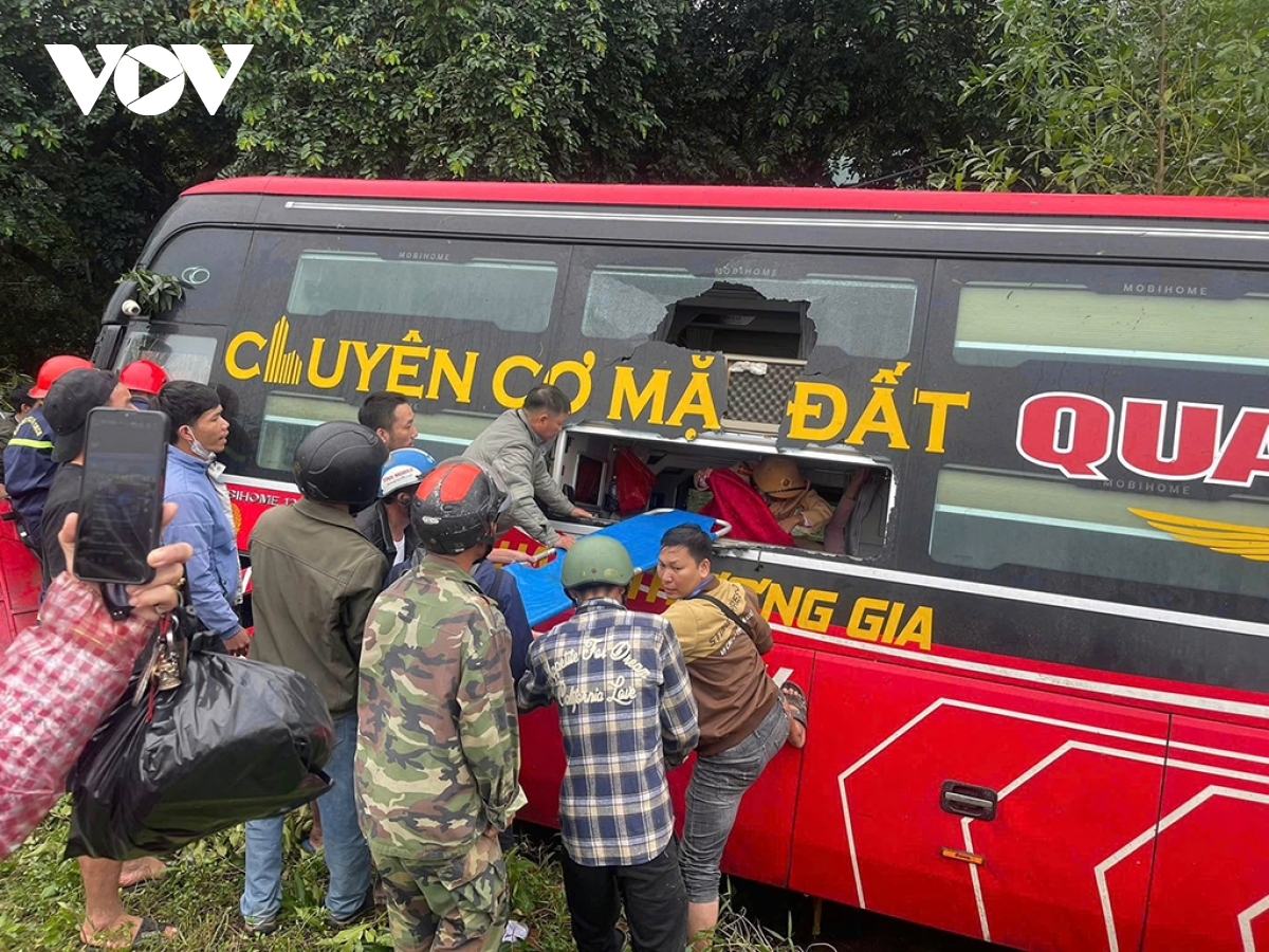 quảng trị xe khách gặp nạn, nhiều hành khách bị thương hình ảnh 2 quang tri xe khach gap nan, nhieu hanh khach bi thuong hinh anh 2