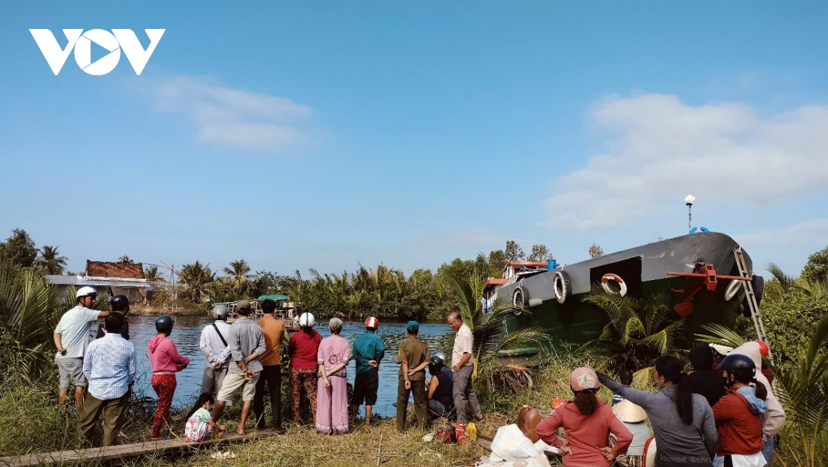 Cà Mau: Sà lan va chạm ghe chở vật liệu xây dựng, 1 người tử vong