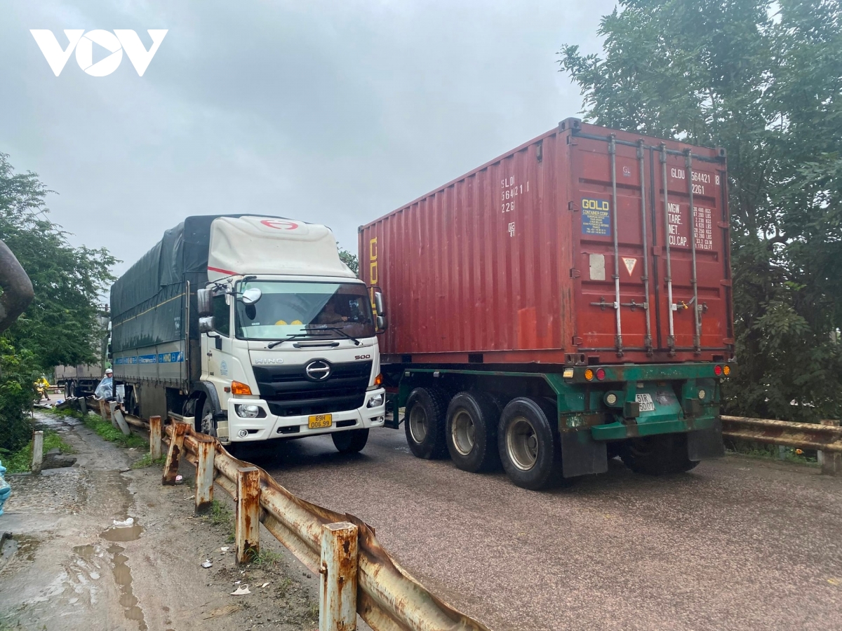 quảng nam cấm cầu câu lâu trên quốc lộ 1a, ùn ứ giao thông qua cầu phong thử hình ảnh 3 quang nam cam cau cau lau tren quoc lo 1a, un u giao thong qua cau phong thu hinh anh 3