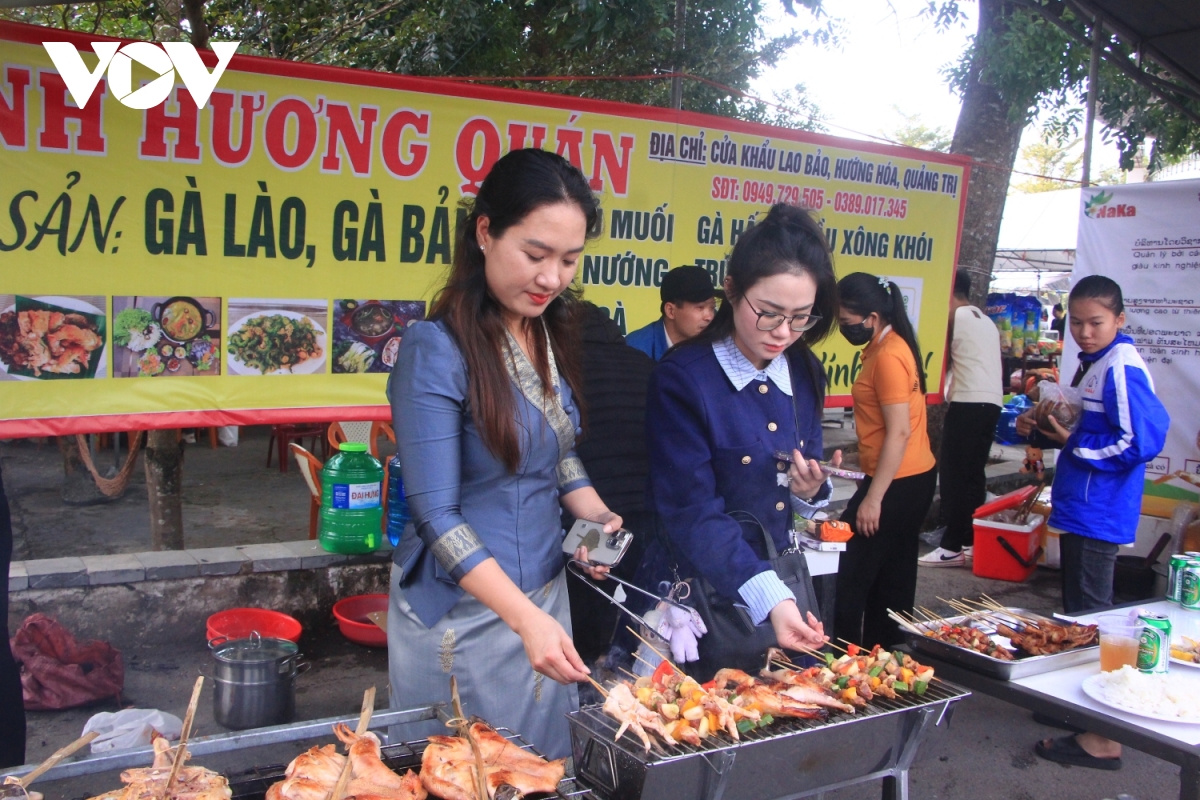 phiên chợ tết xuyên biên giới việt - lào hình ảnh 9 phien cho tet xuyen bien gioi viet - lao hinh anh 9