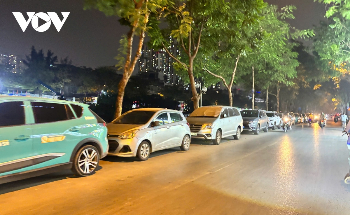 bất chấp biển cấm, ô tô ngang nhiên đỗ tràn lan dưới lòng đường hình ảnh 9 bat chap bien cam, o to ngang nhien do tran lan duoi long duong hinh anh 9