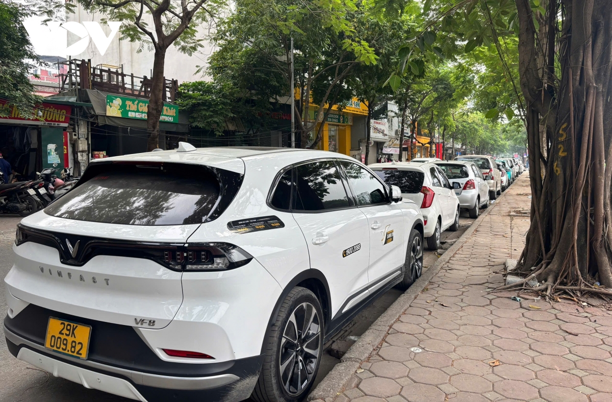 bất chấp biển cấm, ô tô ngang nhiên đỗ tràn lan dưới lòng đường hình ảnh 10 bat chap bien cam, o to ngang nhien do tran lan duoi long duong hinh anh 10