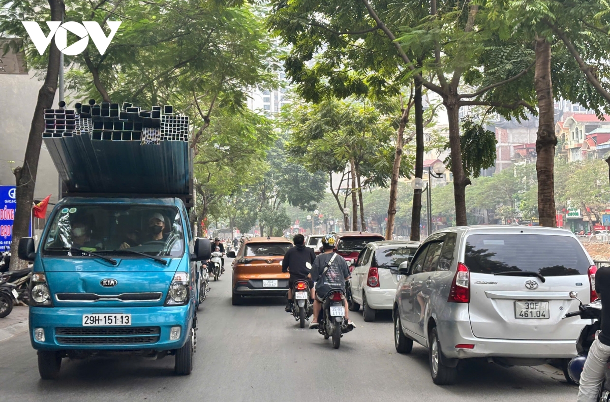 bất chấp biển cấm, ô tô ngang nhiên đỗ tràn lan dưới lòng đường hình ảnh 3 bat chap bien cam, o to ngang nhien do tran lan duoi long duong hinh anh 3