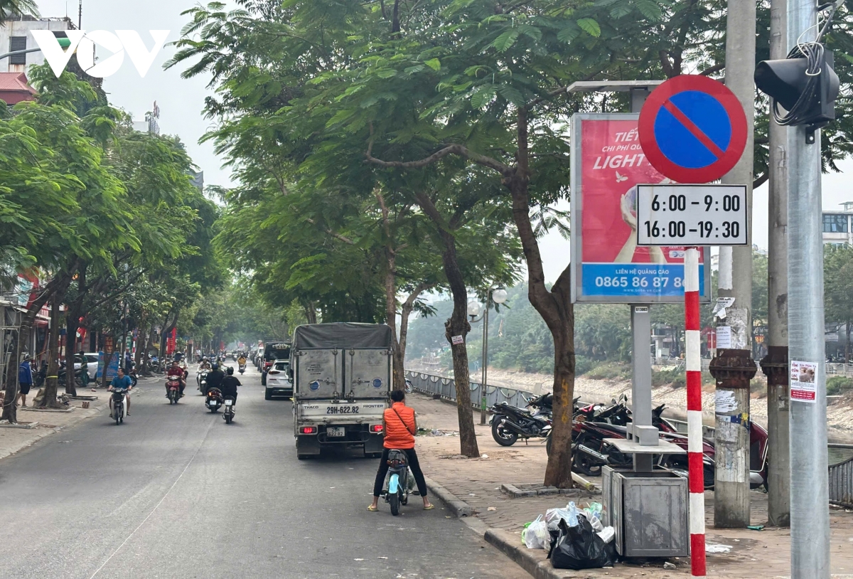 bất chấp biển cấm, ô tô ngang nhiên đỗ tràn lan dưới lòng đường hình ảnh 1 bat chap bien cam, o to ngang nhien do tran lan duoi long duong hinh anh 1