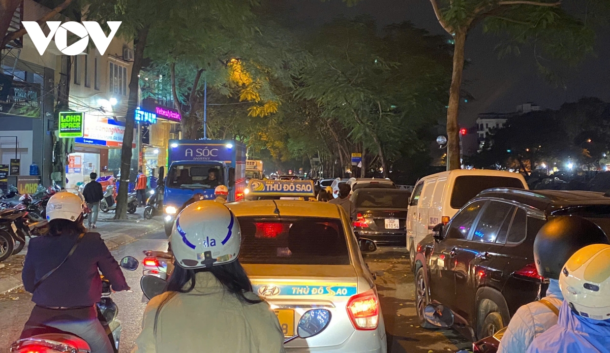 Bất chấp biển cấm, ô tô ngang nhiên đỗ tràn lan dưới lòng đường