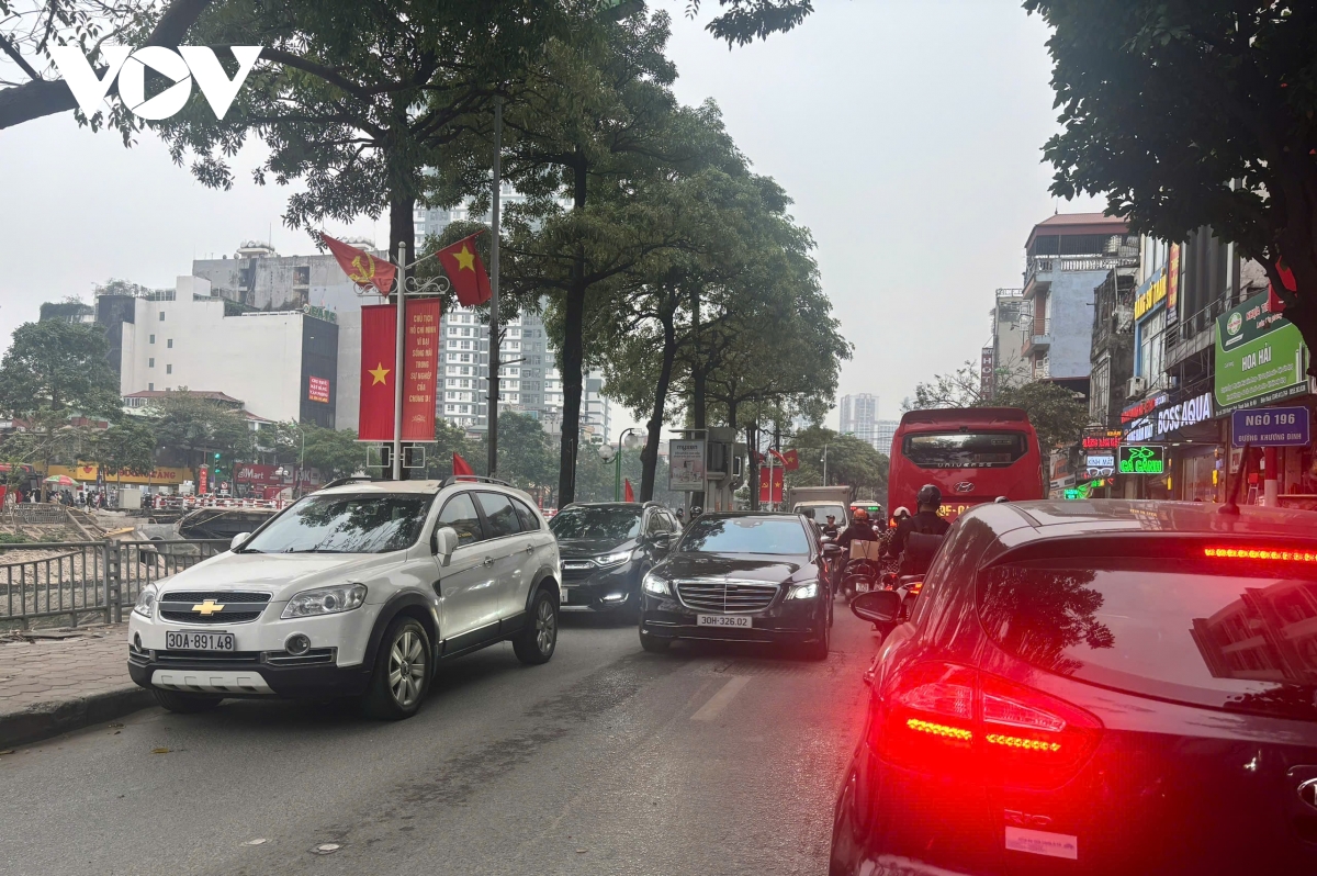bất chấp biển cấm, ô tô ngang nhiên đỗ tràn lan dưới lòng đường hình ảnh 6 bat chap bien cam, o to ngang nhien do tran lan duoi long duong hinh anh 6