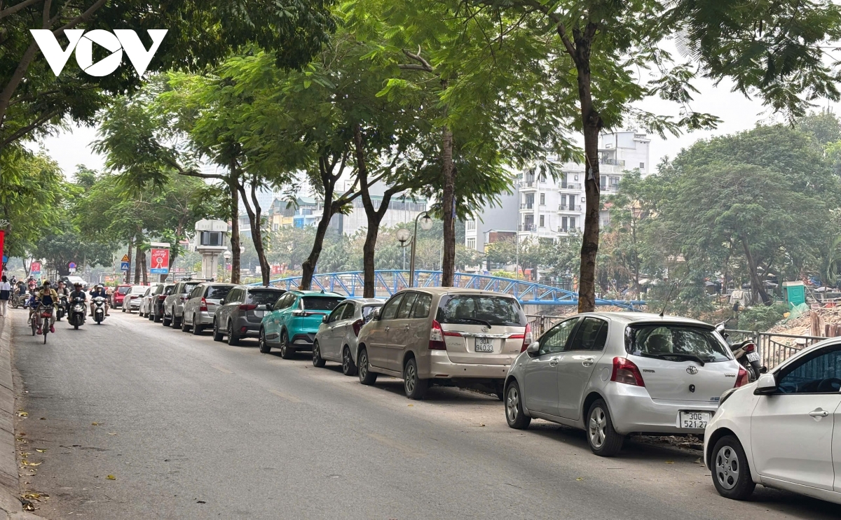 bất chấp biển cấm, ô tô ngang nhiên đỗ tràn lan dưới lòng đường hình ảnh 2 bat chap bien cam, o to ngang nhien do tran lan duoi long duong hinh anh 2