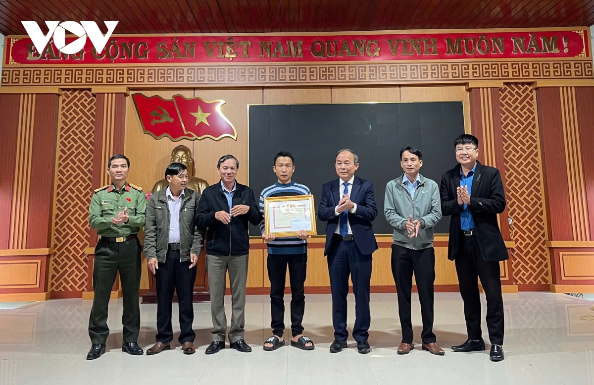Khen thưởng người đàn ông lao mình xuống dòng nước lũ cứu 3 học sinh