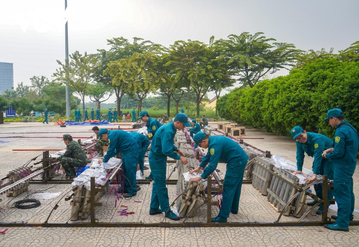 Trận địa pháo hoa ở TP.HCM trước giờ đón năm mới 2025