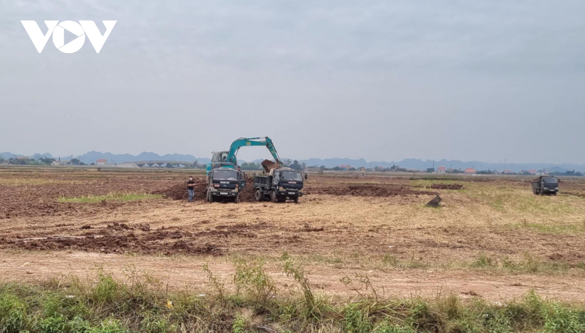 nhức nhối nạn múc đất mặt ruộng đi bán ở kim sơn, ninh bình hình ảnh 2 nhuc nhoi nan muc dat mat ruong di ban o kim son, ninh binh hinh anh 2