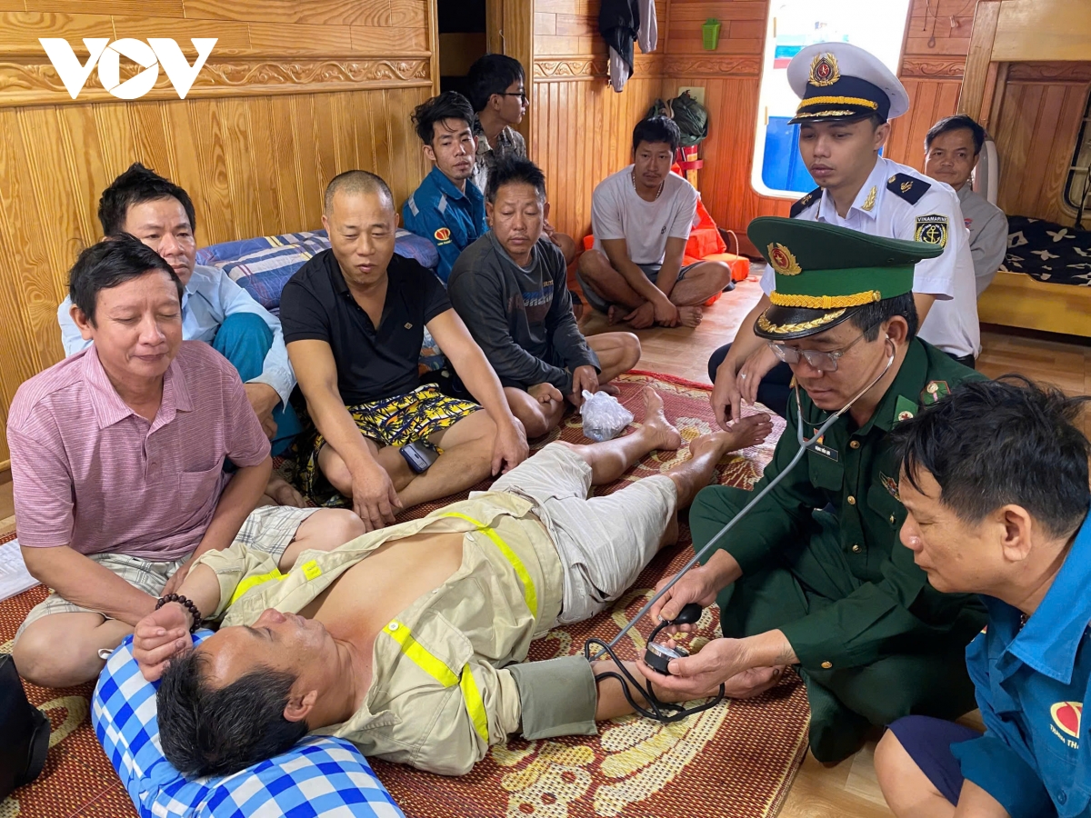 tiếp nhận thuyền viên trên tàu hoa lư 02 gặp nạn trên biển vào bờ hình ảnh 2 tiep nhan thuyen vien tren tau hoa lu 02 gap nan tren bien vao bo hinh anh 2