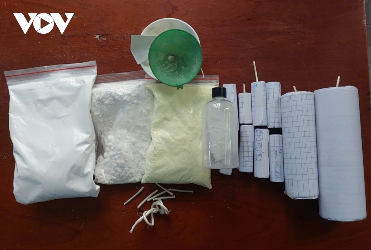 rộ việc học sinh mua nguyên liệu tự chế pháo theo hướng dẫn trên mạng hình ảnh 3 ro viec hoc sinh mua nguyen lieu tu che phao theo huong dan tren mang hinh anh 3